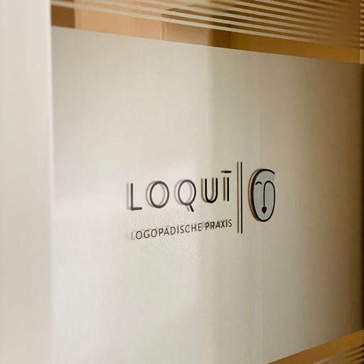 Logo am Fenster Loqui Logopädie Hannover