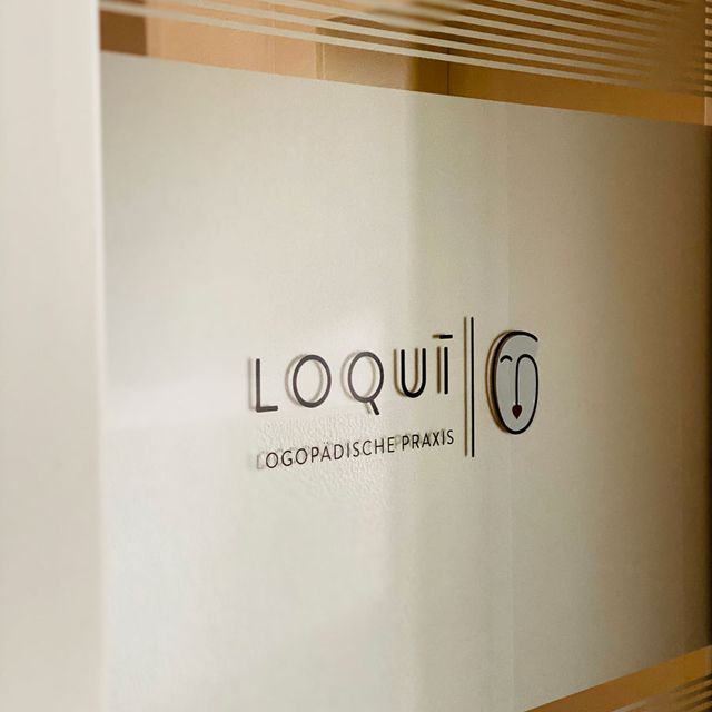Logo am Fenster Loqui Logopädie Hannover
